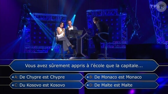 Sur le réseau social X, ils sont nombreux à avoir été interpellés. La question qui était posée au duo composé de l'humoriste lyonnaise et du roi des bests sellers suisse, était la suivante : "Vous avez sûrement appris à l'école que la capitale de...".
Florence Foresti et Joël Dicker face à Arthur dans le jeu Qui veut gagner des millions? sur TF1, à l'occasion des 25 ans de l'émission culte, le vendredi 20 septembre 2024