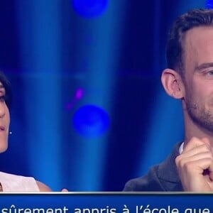 Les réponses étaient ensuite : "A) De Chypre est Chypre, B) De Monaco est Monaco, C) De Kosovo est Kosovo et enfin D) De Malte est Malte." Rapidement, Joël Dicker s'est interrogé sur Monaco. Mais Florence Foresti était alors persuadée qu'il s'agit de Monte-Carlo "Ça existe Monte Carlo, c'est la même chose que Monaco ?", a-t-elle lancé.
Florence Foresti et Joël Dicker face à Arthur dans le jeu Qui veut gagner des millions? sur TF1, à l'occasion des 25 ans de l'émission culte, le vendredi 20 septembre 2024