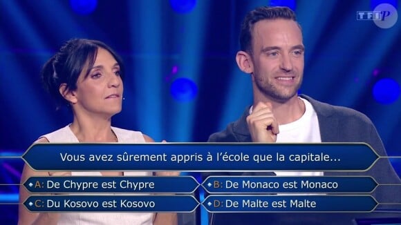 Les réponses étaient ensuite : "A) De Chypre est Chypre, B) De Monaco est Monaco, C) De Kosovo est Kosovo et enfin D) De Malte est Malte." Rapidement, Joël Dicker s'est interrogé sur Monaco. Mais Florence Foresti était alors persuadée qu'il s'agit de Monte-Carlo "Ça existe Monte Carlo, c'est la même chose que Monaco ?", a-t-elle lancé.
Florence Foresti et Joël Dicker face à Arthur dans le jeu Qui veut gagner des millions? sur TF1, à l'occasion des 25 ans de l'émission culte, le vendredi 20 septembre 2024