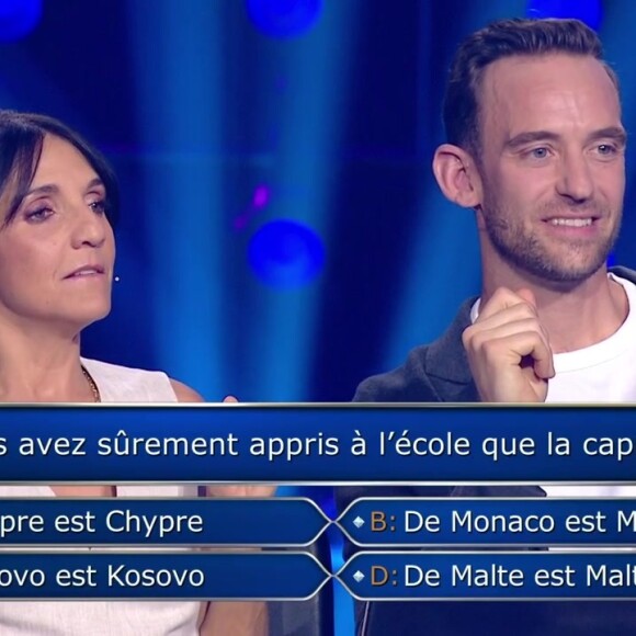 Les réponses étaient ensuite : "A) De Chypre est Chypre, B) De Monaco est Monaco, C) De Kosovo est Kosovo et enfin D) De Malte est Malte." Rapidement, Joël Dicker s'est interrogé sur Monaco. Mais Florence Foresti était alors persuadée qu'il s'agit de Monte-Carlo "Ça existe Monte Carlo, c'est la même chose que Monaco ?", a-t-elle lancé.
Florence Foresti et Joël Dicker face à Arthur dans le jeu Qui veut gagner des millions? sur TF1, à l'occasion des 25 ans de l'émission culte, le vendredi 20 septembre 2024