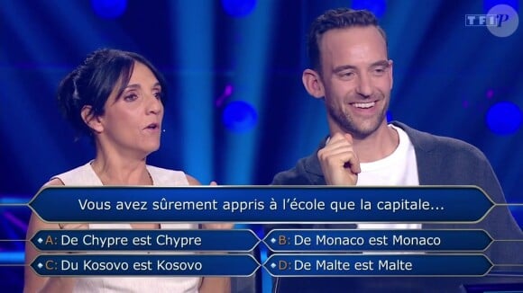 Ce à quoi Arthur a alors rétorqué : "Monte-Carlo c'est un quartier de Monaco." "Merci J'arrive à lui soutirer des informations avec ma supposée bêtise", s'est alors amusée celle qui partage sa vie avec l'humoriste Alexandre Kominek.
Florence Foresti et Joël Dicker face à Arthur dans le jeu Qui veut gagner des millions? sur TF1, à l'occasion des 25 ans de l'émission culte, le vendredi 20 septembre 2024