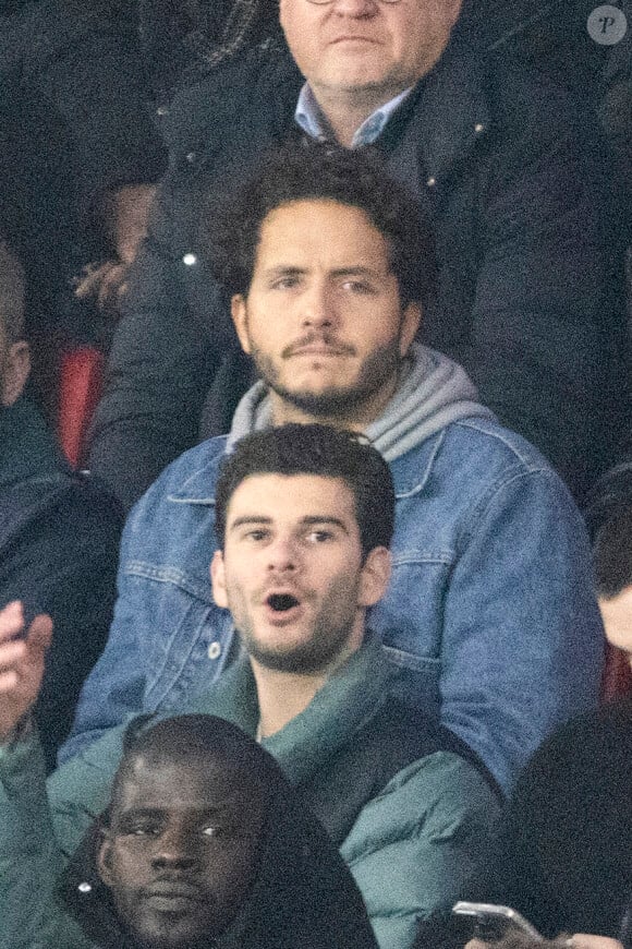 Alexandre Kominek (compagnon de Florence Foresti) - Célébrités dans les tribunes de la 8ème de finale de la coupe de France de football entre le PSG contre Brest (3-1) au Parc des Princes à Paris le 7 février 2024. © Cyril Moreau/Bestimage