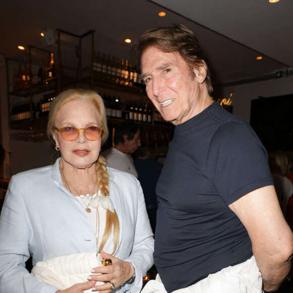 Peu habitués aux sorties mondaines, le couple Sylvie Vartan et Tony Scotti a fait une exception pour la sortie du livre de Jean Testanière.
Sylvie Vartan et son mari Tony Scotti - Dédicace du livre de Jean Testanière "Messager de l'invisible" avec S.Vartan et V.Jannot chez Paillettes à Paris le 19 septembre 2024. © Coadic Guirec/Bestimage 