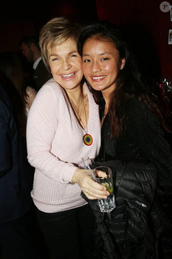 La maman et sa fille ont un projet : réaliser un documentaire sur leur histoire.
Véronique Jannot et sa fille Migmar Jannot lors du Cocktail de lancement de la tournée "Entre Nous" by D'Pendanse, au Buddha Bar a Paris, France le 28 Janvier 2020. Photo by Jerome Domine/ABACAPRESS.COM