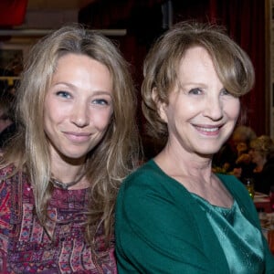 Depuis toujours, Laura Smet et sa mère Nathalie Baye entretiennent une relation fusionnelle.
Laura Smet et sa mère Nathalie Baye - Soirée en l'honneur de Nathalie Baye, organisée par Louis Michel Colla, à La Chope des Puces, restaurant mythique de Marcel Campion à Saint-Ouen. 