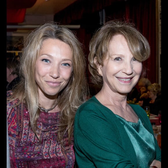 Depuis toujours, Laura Smet et sa mère Nathalie Baye entretiennent une relation fusionnelle.
Laura Smet et sa mère Nathalie Baye - Soirée en l'honneur de Nathalie Baye, organisée par Louis Michel Colla, à La Chope des Puces, restaurant mythique de Marcel Campion à Saint-Ouen. 