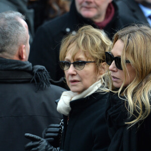 Nathalie Baye et Laura smet - Sorties de l'église de la Madeleine après les obsèques de Johnny Hallyday à Paris le 9 décembre 2017.