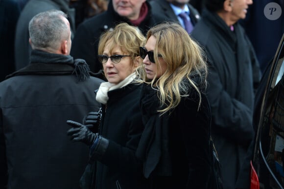 Nathalie Baye et Laura smet - Sorties de l'église de la Madeleine après les obsèques de Johnny Hallyday à Paris le 9 décembre 2017.