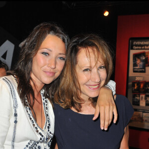 Laura Smet a inscrit la légende suivante sur l'image : "Maman", accompagné de plusieurs coeurs rouges.
Laura Smet et sa mère Nathalie Baye à l'avant-première du film "Pauline et François"
au Festival du film Francophone d'Angoulême