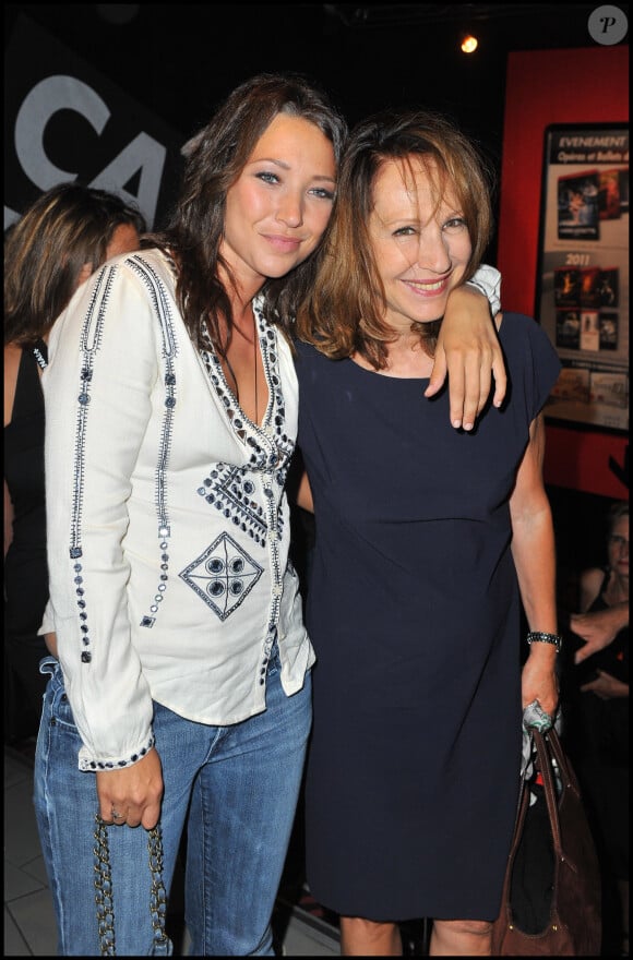 Laura Smet a inscrit la légende suivante sur l'image : "Maman", accompagné de plusieurs coeurs rouges.
Laura Smet et sa mère Nathalie Baye à l'avant-première du film "Pauline et François"
au Festival du film Francophone d'Angoulême