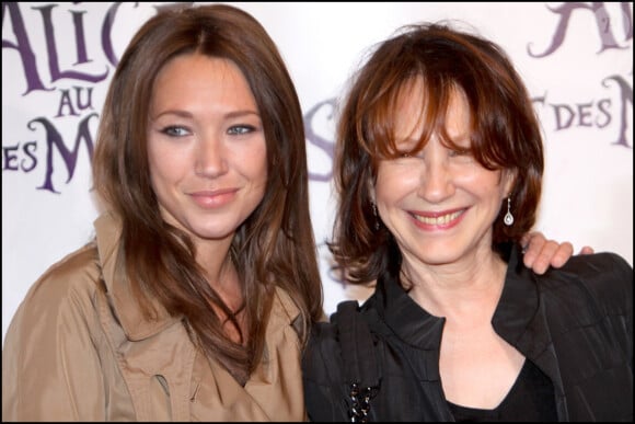 Laura Smet et Nathalie Baye à la première du spectacle "Alice au pays des merveilles" au théâtre Mogador à Paris