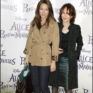 En juin 2021, Laura Smet confiait à propos de sa mère : "C'est une grand-mère parfaite !"
Laura Smet et Nathalie Baye à la première du spectacle "Alice au pays des merveilles" au théâtre Mogador à Paris