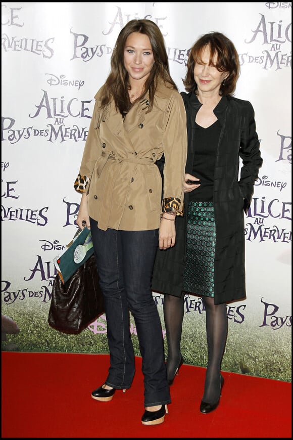 En juin 2021, Laura Smet confiait à propos de sa mère : "C'est une grand-mère parfaite !"
Laura Smet et Nathalie Baye à la première du spectacle "Alice au pays des merveilles" au théâtre Mogador à Paris