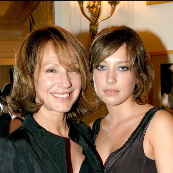 Nathalie Baye et Laura Smet, lauréate du prix Romy Schneider aux Fouquet's de Paris