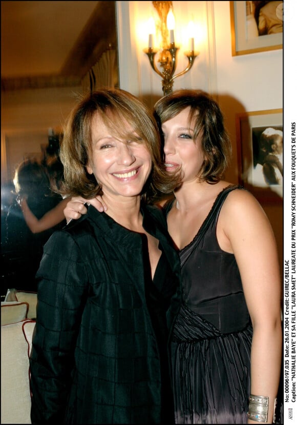 Sur ce cliché attendrissant, la mère de Léo, encore petite, pose un baiser sur la joue de l'ex-femme de Johnny Hallyday. 
Nathalie Baye et Laura Smet, lauréate du prix Romy Schneider aux Fouquet's de Paris