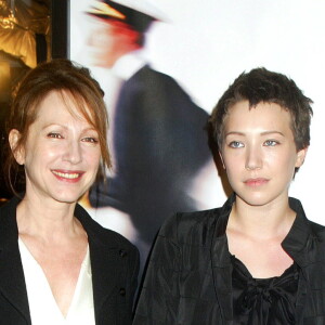 Nathalie Baye et Laura Smet, à la première du film "Attrape-moi si tu peux" à Los Angeles