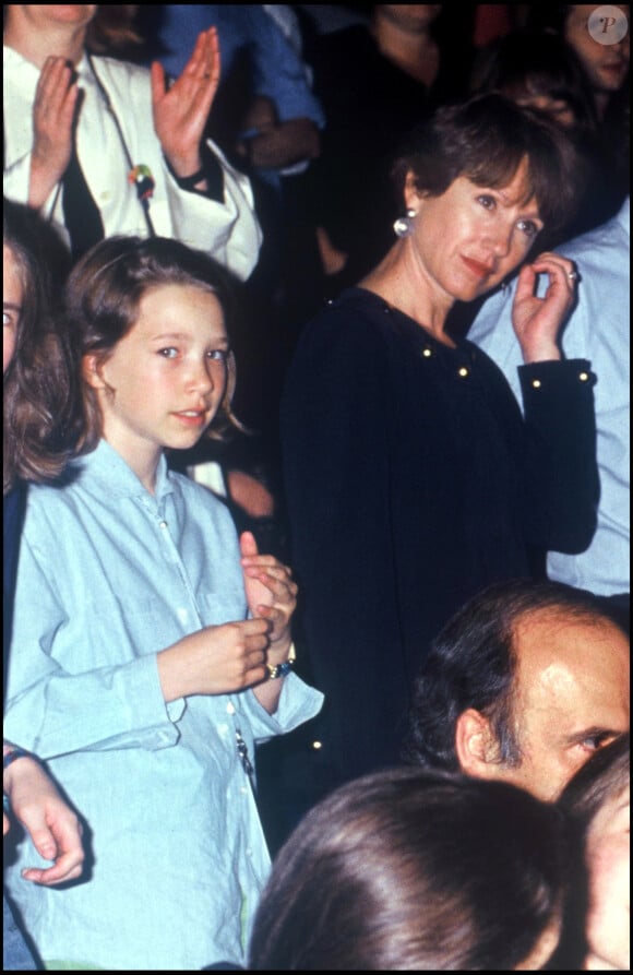 Nathalie Baye et Laura Smet au concert de Johnny Hallyday pour ses 50 ans au Parc des Princes en 1993 A