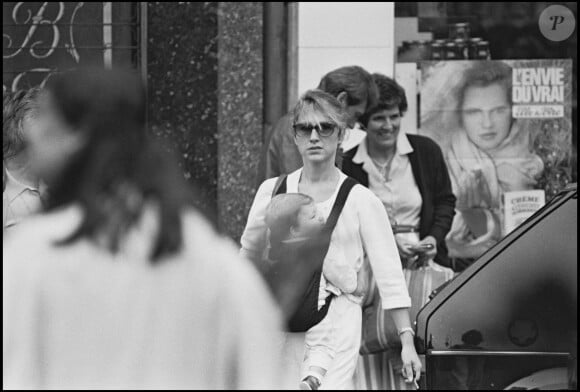 Nathalie Baye et sa fille Laura Smet, (1 ans) dans la rue à Paris en 1984