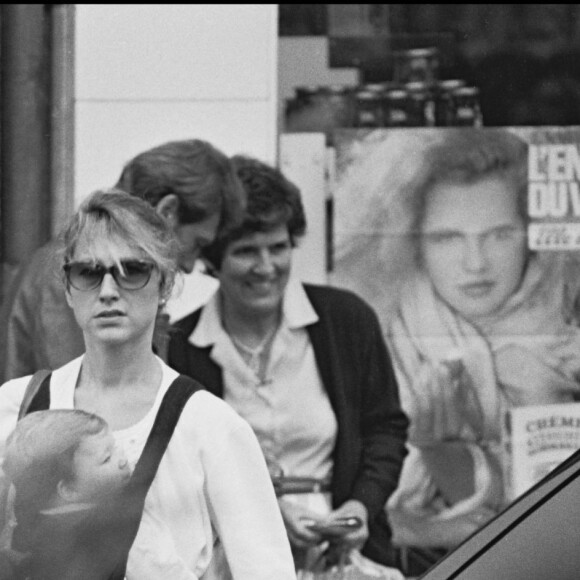 Nathalie Baye et sa fille Laura Smet, (1 ans) dans la rue à Paris en 1984