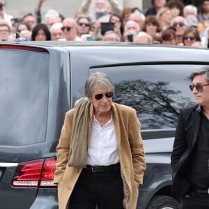 Jacques Dutronc et son fils Thomas Dutronc - Arrivées aux obsèques de l'auteure-compositrice-interprète et actrice française Françoise Hardy au crématorium du cimetière du Père-Lachaise à Paris, France, le 20 juin 2024. © Jacovides-Moreau/Bestimage