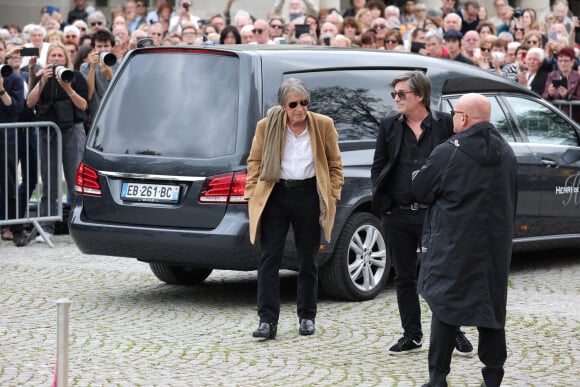 Jacques Dutronc et son fils Thomas Dutronc - Arrivées aux obsèques de l'auteure-compositrice-interprète et actrice française Françoise Hardy au crématorium du cimetière du Père-Lachaise à Paris, France, le 20 juin 2024. © Jacovides-Moreau/Bestimage