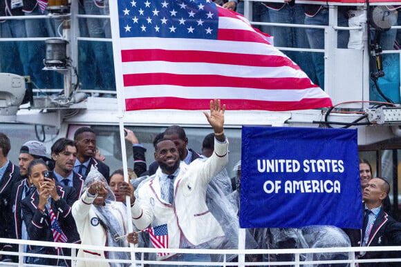 LeBron James a eu la chance d'être désigné porte-drapeau de la délégation américaine
 
Coco Gauff et LeBron James, porte-drapeaux de l'équipe des États-Unis lors de la cérémonie d'ouverture des Jeux Olympiques (JO) de Paris 2024 sur la seine à Paris, France, le 26 juillet 2024. © Jacovides-Perusseau/Bestimage