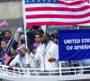 "C'était irréel d'être à l'avant de ce bateau dans Paris, avec tous nos compatriotes olympiens derrière et en tenant le drapeau de ce pays", explique LeBron James
 
Coco Gauff et LeBron James, porte-drapeaux de l'équipe des États-Unis lors de la cérémonie d'ouverture des Jeux Olympiques (JO) de Paris 2024 sur la seine à Paris, France, le 26 juillet 2024. © Jacovides-Perusseau/Bestimage