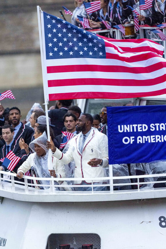 "C'était irréel d'être à l'avant de ce bateau dans Paris, avec tous nos compatriotes olympiens derrière et en tenant le drapeau de ce pays", explique LeBron James
 
Coco Gauff et LeBron James, porte-drapeaux de l'équipe des États-Unis lors de la cérémonie d'ouverture des Jeux Olympiques (JO) de Paris 2024 sur la seine à Paris, France, le 26 juillet 2024. © Jacovides-Perusseau/Bestimage