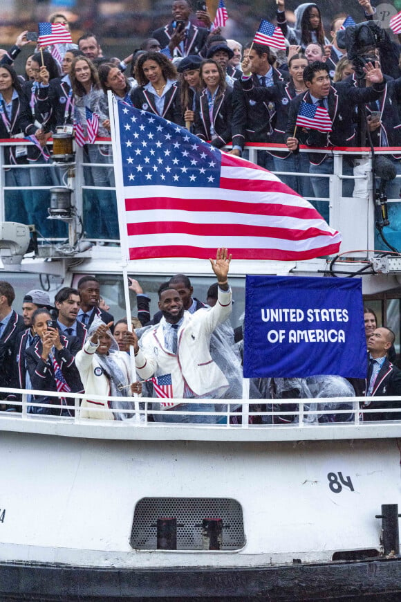 Coco Gauff et LeBron James, porte-drapeaux de l'équipe des États-Unis - Les délégations sur la seine pour la cérémonie d'ouverture des Jeux Olympiques (JO) de Paris 2024, à Paris, France, le 26 juillet 2024. Jacovides-Perusseau/Bestimage