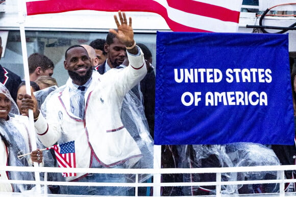 Coco Gauff et LeBron James, porte-drapeaux de l'équipe des États-Unis - Les délégations sur la seine pour la cérémonie d'ouverture des Jeux Olympiques (JO) de Paris 2024, à Paris, France, le 26 juillet 2024. Jacovides-Perusseau/Bestimage