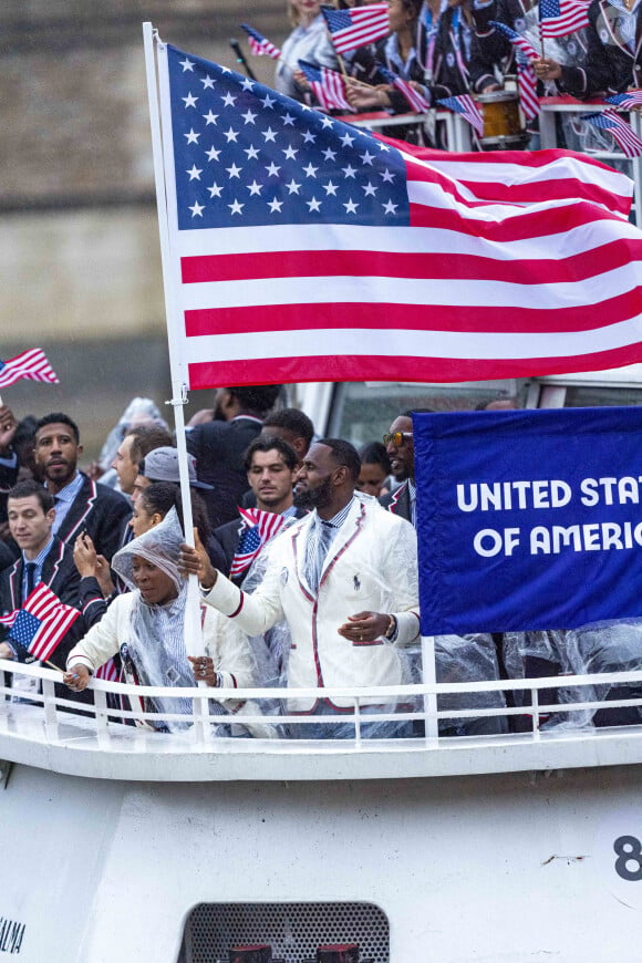 "Je pense que malgré des opinions qui peuvent varier, tout le monde avait le même objectif, à savoir représenter les États-Unis", conclut LeBron James
 
Coco Gauff et LeBron James, porte-drapeaux de l'équipe des États-Unis - Les délégations sur la seine pour la cérémonie d'ouverture des Jeux Olympiques (JO) de Paris 2024, à Paris, France, le 26 juillet 2024. Jacovides-Perusseau/Bestimage