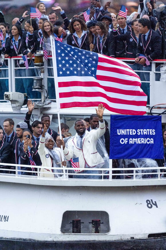 Coco Gauff et LeBron James, porte-drapeaux de l'équipe des États-Unis lors de la cérémonie d'ouverture des Jeux Olympiques (JO) de Paris 2024 sur la seine à Paris, France, le 26 juillet 2024. © Jacovides-Perusseau/Bestimage