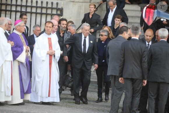 Tandis que sa Mireille Darc tant aimée en a aussi fait les frais quand elle n'est pas venue au chevet d'Alain Delon hospitalisée, alors qu'elle était grippée
Monseigneur Di Falco, Pascal Desprez, Alain Delon, Anthony Delon, Yves Dahan - Sorties des obsèques de Mireille Darc en l'église Saint-Sulpice à Paris. Le 1er septembre 2017