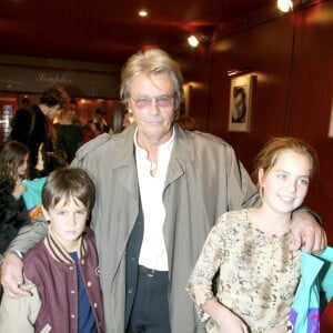 A Paris, à L'Empire, Alain Delon entouré par son fils Alain-Fabien et sa fille Anouchka Delon lors de la soirée pour la sortie de la cassette vidéo et du DVD du film "LES 101 DALMATIENS 2". Le 15 octobre 2002 © Christophe Aubert via Bestimage