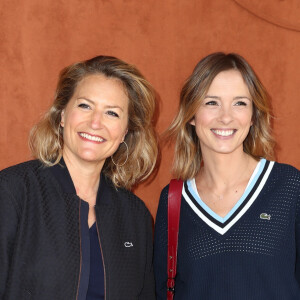 Astrid Bard en couple avec un célèbre rugbyman
 
Isabelle Ithurburu, Astrid Bard - Célébrités dans le village des internationaux de France de tennis de Roland Garros à Paris, France. © Jacovides-Moreau/Bestimage