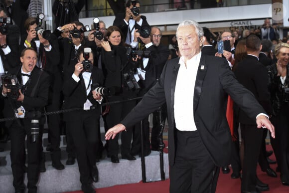 Alain Delon - Montée des marches du film "A Hidden Life" lors du 72ème Festival International du Film de Cannes, le 19 mai 2019. 