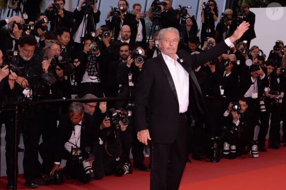 Une scène digne d'un film qui, effectivement, ne s'oublie pas !
Alain Delon (Palme d'Or d'Honneur du 72ème festival de Cannes) - Montée des marches du film "A Hidden Life" lors du 72ème Festival International du Film de Cannes. Le 19 mai 2019 © Rachid Bellak/ Bestimage 