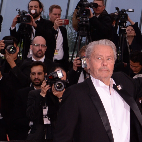 Une scène digne d'un film qui, effectivement, ne s'oublie pas !
Alain Delon (Palme d'Or d'Honneur du 72ème festival de Cannes) - Montée des marches du film "A Hidden Life" lors du 72ème Festival International du Film de Cannes. Le 19 mai 2019 © Rachid Bellak/ Bestimage 