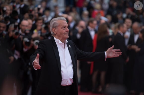 Alain Delon (Palme d'Or d'Honneur du 72ème festival de Cannes avec un badge Paris Match d'une ancienne couverture du magazine titrant "Alain Delon, mes deux amours, Rosalie et Anouchka) - Montée des marches du film "A Hidden Life" lors du 72ème Festival International du Film de Cannes. Le 19 mai 2019 