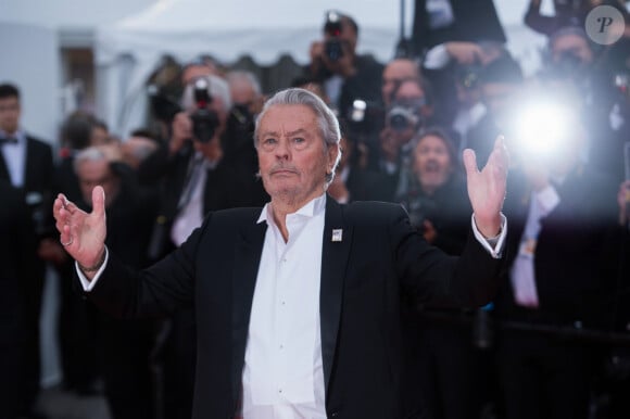 Alain Delon (Palme d'Or d'Honneur du 72ème festival de Cannes avec un badge Paris Match d'une ancienne couverture du magazine titrant "Alain Delon, mes deux amours, Rosalie et Anouchka) - Montée des marches du film "A Hidden Life" lors du 72ème Festival International du Film de Cannes. Le 19 mai 2019 