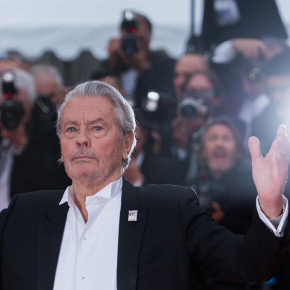 Alain Delon (Palme d'Or d'Honneur du 72ème festival de Cannes avec un badge Paris Match d'une ancienne couverture du magazine titrant "Alain Delon, mes deux amours, Rosalie et Anouchka) - Montée des marches du film "A Hidden Life" lors du 72ème Festival International du Film de Cannes. Le 19 mai 2019 