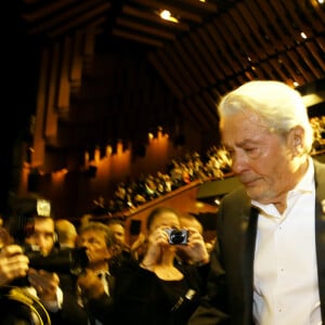 Alain Delon (avec un badge Paris Match d'une ancienne couverture du magazine titrant "Alain Delon, mes deux amours, Rosalie et Anouchka) - Remise de la Palme d'Honneur à Alain Delon lors du 72ème Festival International du Film de Cannes. On may 19th 2019 © Jacovides-Moreau / Bestimage 