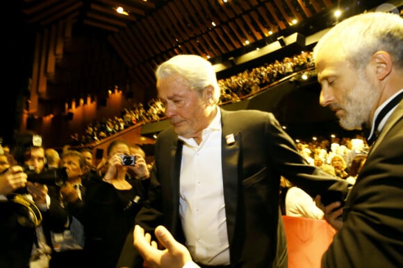 Alain Delon (avec un badge Paris Match d'une ancienne couverture du magazine titrant "Alain Delon, mes deux amours, Rosalie et Anouchka) - Remise de la Palme d'Honneur à Alain Delon lors du 72ème Festival International du Film de Cannes. On may 19th 2019 © Jacovides-Moreau / Bestimage 