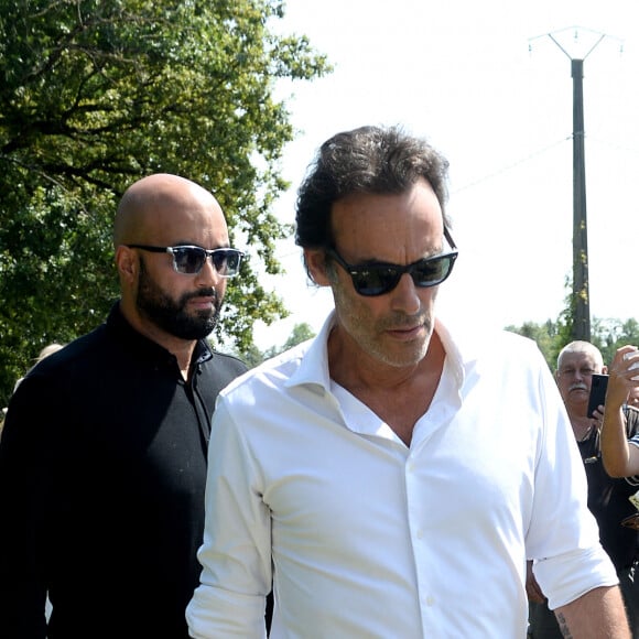 Anthony Delon et son demi-frère Alain-Fabien découvrent les hommages devant les grilles de la propriété de Douchy, quelques heures avant les obsèques de leur père, A.Delon, le 24 août 2024. Décédé le 18 août 2024, l'acteur a rendu son dernier souffle, entouré des siens dans sa propriété de Douchy, où il sera inhumé, le 24 août 2024 vers 17 heures dans une chapelle, construite il y a une vingtaine d'années. 