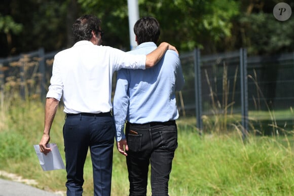 Anthony Delon et son demi-frère Alain-Fabien découvrent les hommages devant les grilles de la propriété de Douchy, quelques heures avant les obsèques de leur père, A.Delon, le 24 août 2024. Décédé le 18 août 2024, l'acteur a rendu son dernier souffle, entouré des siens dans sa propriété de Douchy, où il sera inhumé, le 24 août 2024 vers 17 heures dans une chapelle, construite il y a une vingtaine d'années. 