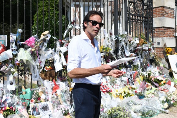 Anthony Delon et son demi-frère Alain-Fabien découvrent les hommages devant les grilles de la propriété de Douchy, quelques heures avant les obsèques de leur père, A.Delon, le 24 août 2024. Décédé le 18 août 2024, l'acteur a rendu son dernier souffle, entouré des siens dans sa propriété de Douchy, où il sera inhumé, le 24 août 2024 vers 17 heures dans une chapelle, construite il y a une vingtaine d'années. 