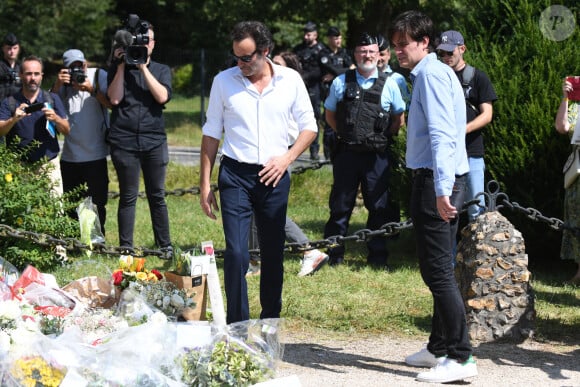 Et celui qui fait "partie de la famille" selon les enfants avait toute sa place puisqu'il a tissé des liens forts avec Alain Delon pour lequel il a travaillé 24 ans
Anthony Delon et son demi-frère Alain-Fabien découvrent les hommages devant les grilles de la propriété de Douchy, quelques heures avant les obsèques de leur père, A.Delon, le 24 août 2024. Décédé le 18 août 2024, l'acteur a rendu son dernier souffle, entouré des siens dans sa propriété de Douchy, où il sera inhumé, le 24 août 2024 vers 17 heures dans une chapelle, construite il y a une vingtaine d'années. 