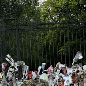 Fleurs et messages déposés par les fans devant la propriété d'Alain Delon à quelques heures des obsèques de l'acteur qui auront lieu dans la chapelle à l'intérieur de sa propriété à Douchy-Montcorbon le 24 août 2024. 