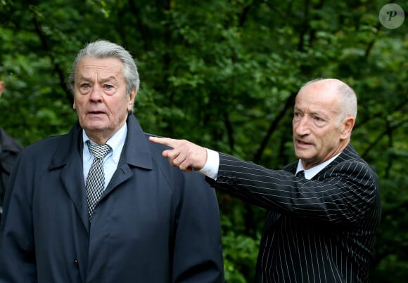 Alain Delon participe aux commémorations du 76 ème anniversaire de l'Appel du 18 juin prononcé par le Général de Gaulle en 1940 à Colombey-les-deux-Eglises, le 18 Juin 2016. © Dominique Jacovides/Bestimage  French actor Alain Delon takes part in celebrations marking the 76th anniversary of the "Appeal of June 18th" (Appel du 18 juin) during World War II, at the Charles-De-Gaulle Memorial in Colombey-les-deux-Eglises, on June 18, 2016. 