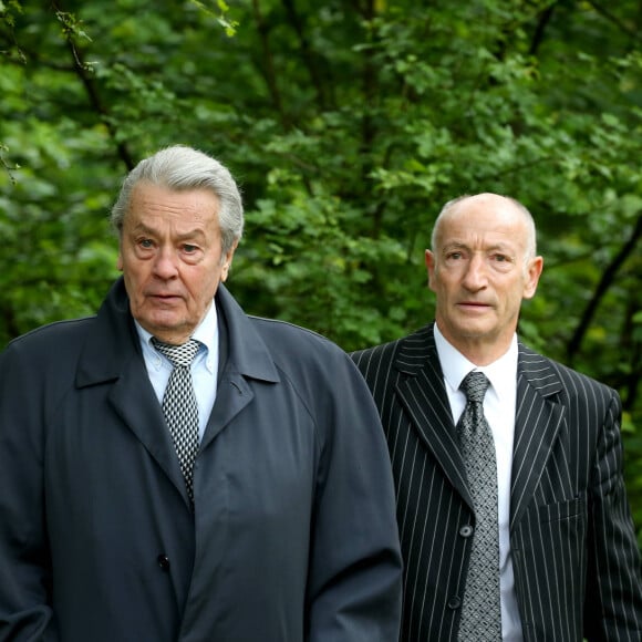 Alain Delon participe aux commémorations du 76 ème anniversaire de l'Appel du 18 juin prononcé par le Général de Gaulle en 1940 à Colombey-les-deux-Eglises, le 18 Juin 2016. © Dominique Jacovides/Bestimage  French actor Alain Delon takes part in celebrations marking the 76th anniversary of the "Appeal of June 18th" (Appel du 18 juin) during World War II, at the Charles-De-Gaulle Memorial in Colombey-les-deux-Eglises, on June 18, 2016. 